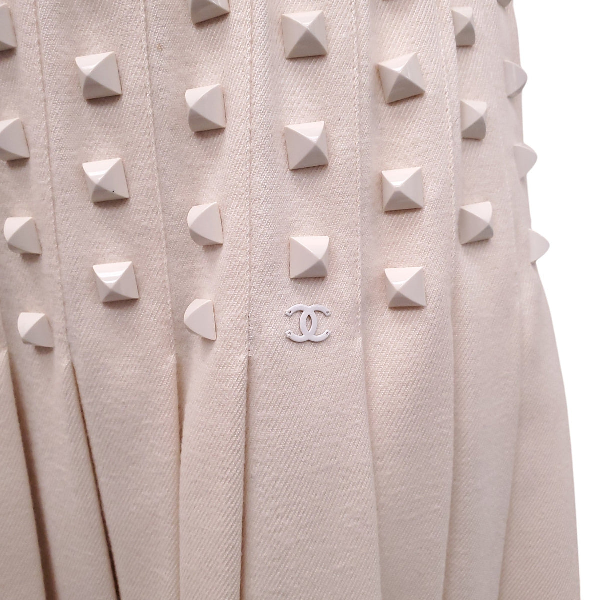 CHANEL CREAM PLEATED STUDDED SKIRT WITH LOGO DETAIL - SIZE 42