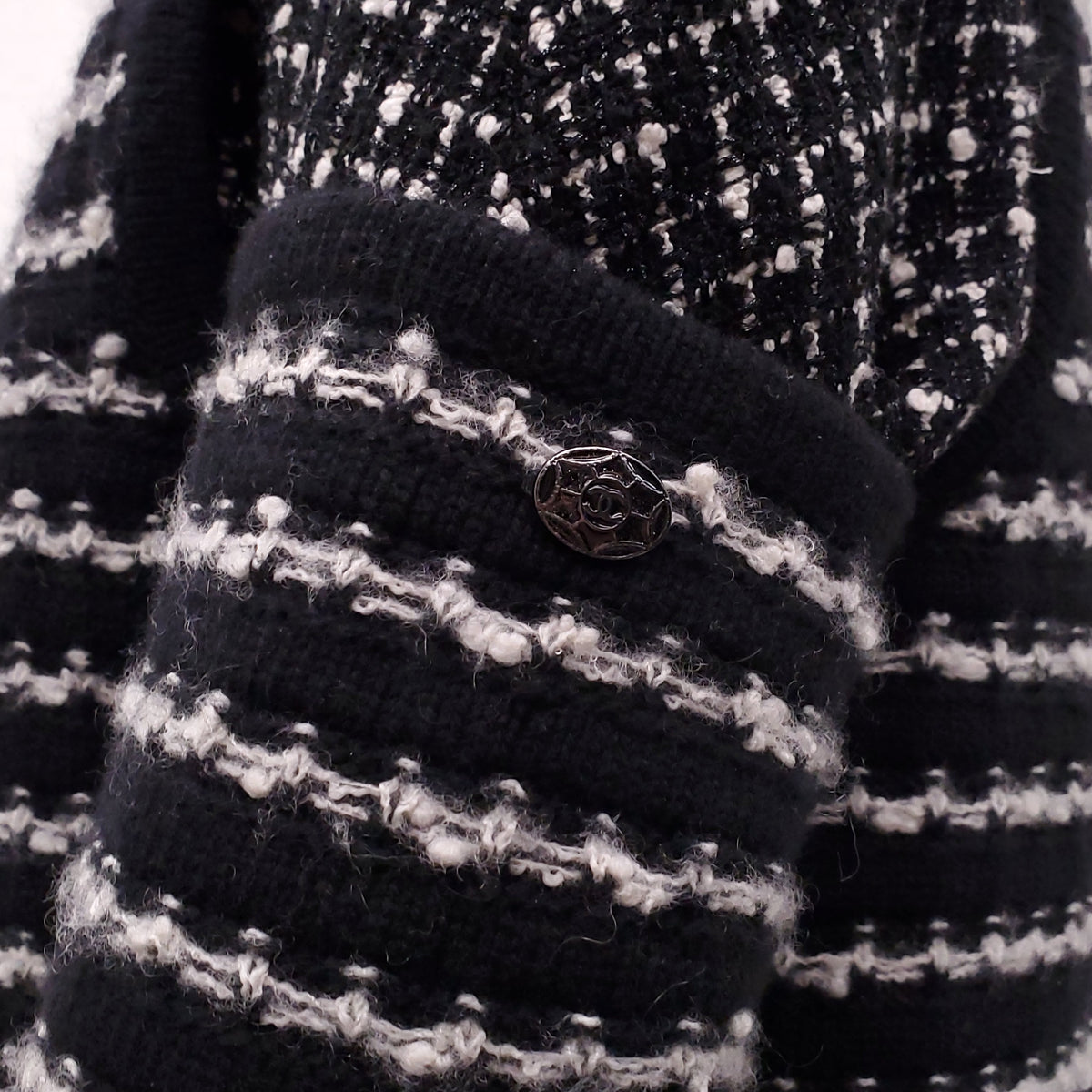 CHANEL 2010 BLACK AND WHITE TWEED JACKET WITH CASHMERE VEST AND SLEEVES - SIZE 42