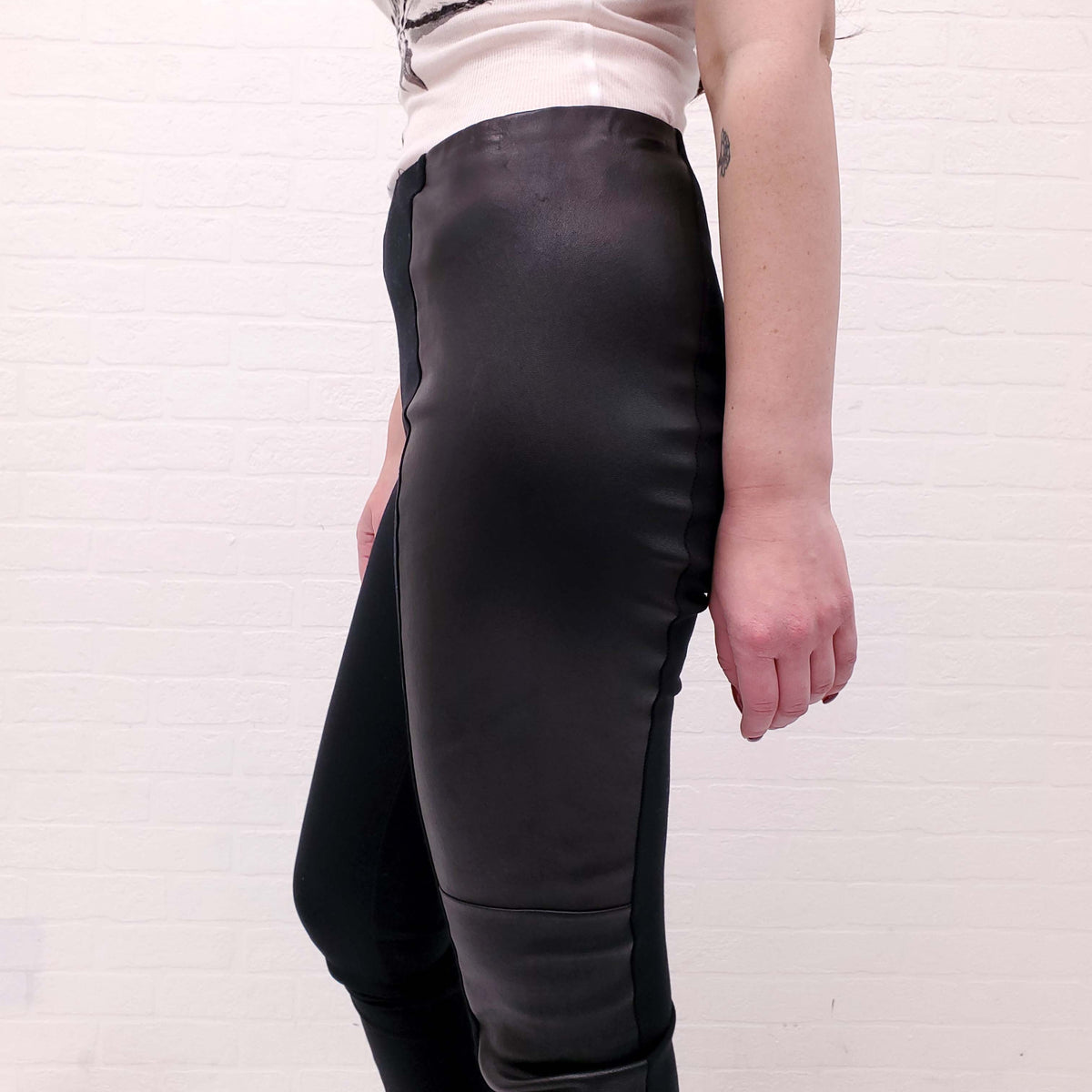 MAISON MARGIELA BLACK LEGGINGS WITH LEATHER DETAIL - SIZE 38